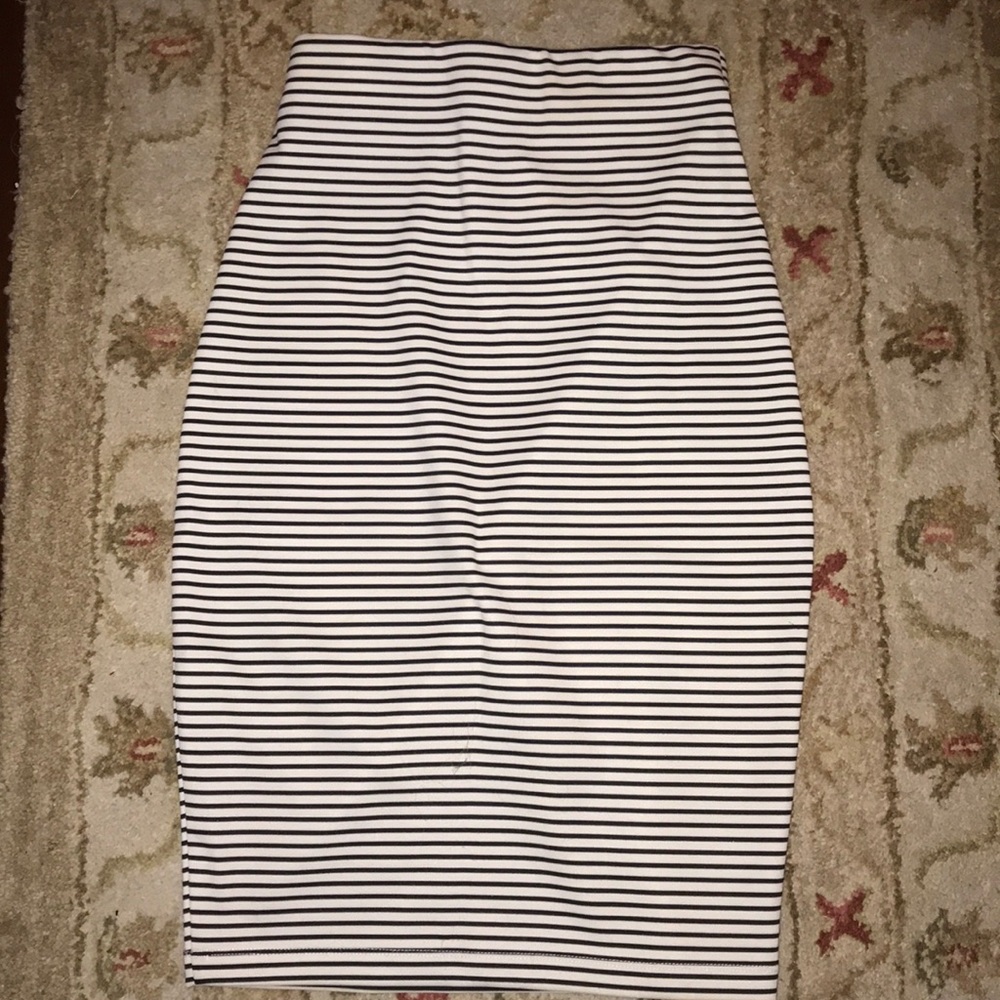 Stripped stretchy skirt